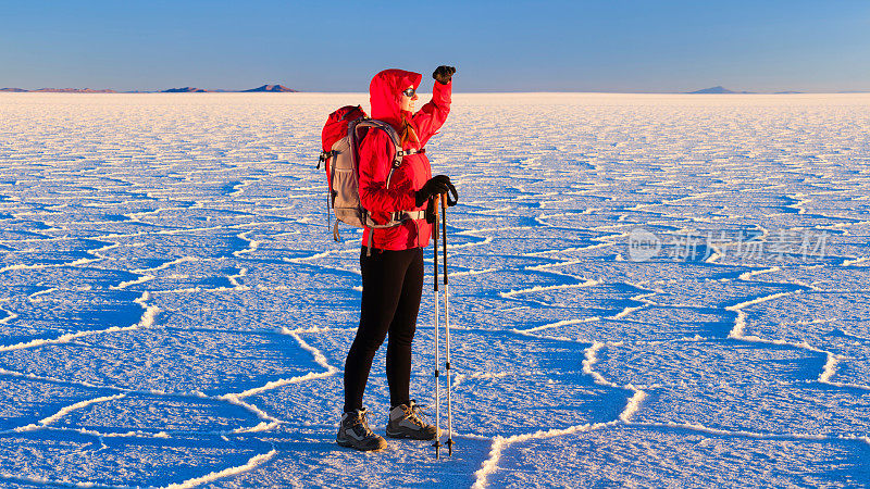 女游客站在乌尤尼Salar de Uyuni，高原玻利维亚